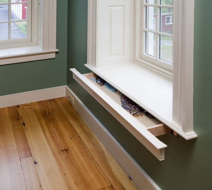 How to decorate a one window sill